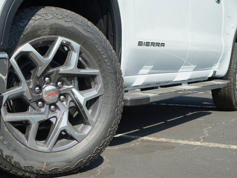 New 2026 GMC Sierra 1500 SLT image 3