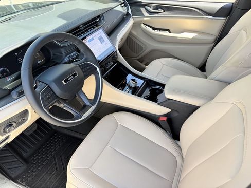 Used 2024 Jeep Grand Cherokee Limited AWD/4WD image 18