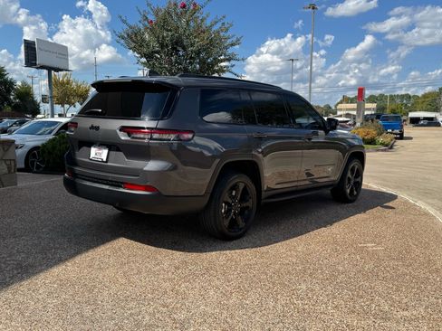 Used 2023 Jeep Grand Cherokee L Laredo image 8