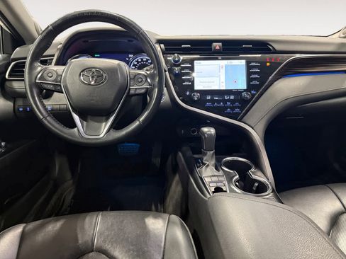 Used 2020 Toyota Camry XLE w/ Sunroof Package image 11
