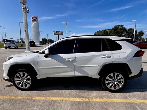 Used 2021 Toyota RAV4 XLE Premium FWD image 6