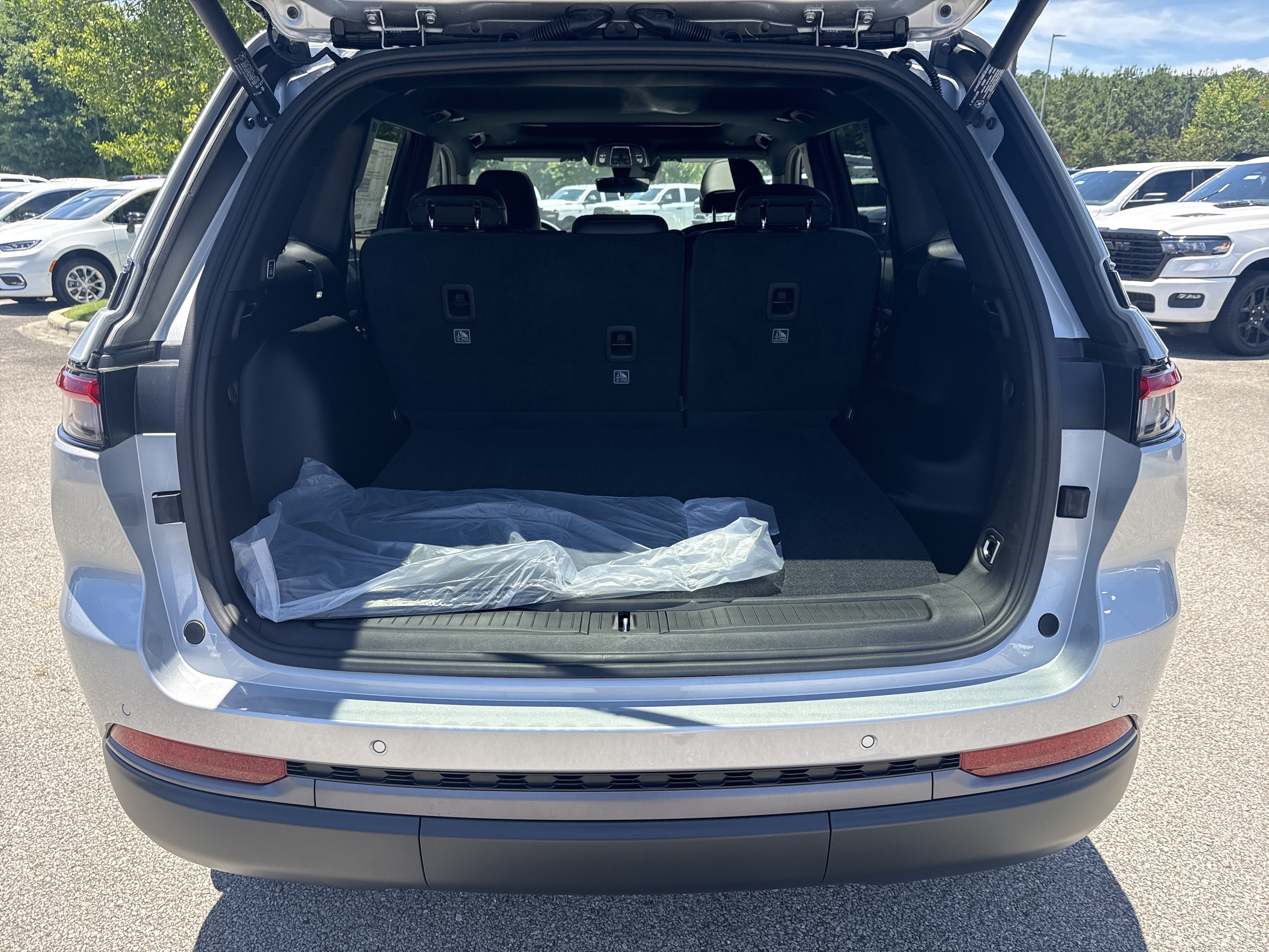New 2026 Jeep Grand Cherokee Altitude RWD image 19