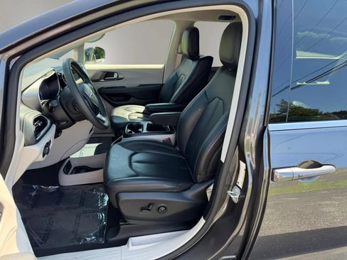 Used 2023 Chrysler Pacifica Touring-L w/ Uconnect Theater Family Group FWD image 2