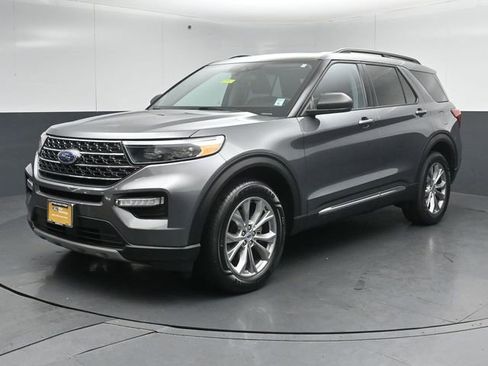 Certified 2023 Ford Explorer XLT w/ Equipment Group 202A AWD/4WD image 3