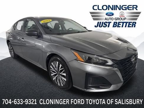 Used 2024 Nissan Altima 2.5 SV FWD image 1