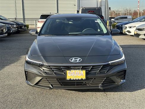 Used 2025 Hyundai Elantra SE image 2
