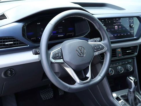 Used 2022 Volkswagen Taos SE FWD image 2