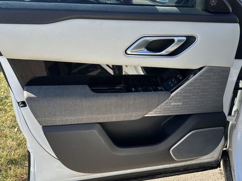 Used 2019 Land Rover Range Rover Velar R-Dynamic SE image 16
