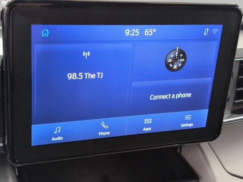 Used 2024 Ford Explorer XLT w/ Equipment Group 202A AWD/4WD image 7