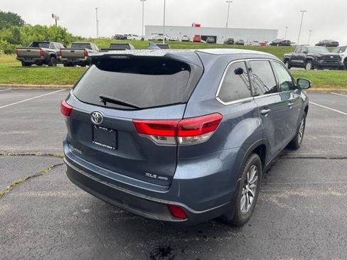 Used 2019 Toyota Highlander XLE AWD/4WD image 3