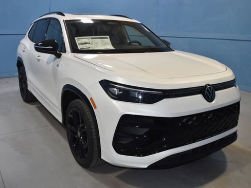 New 2026 Volkswagen Tiguan SE R-Line image 1