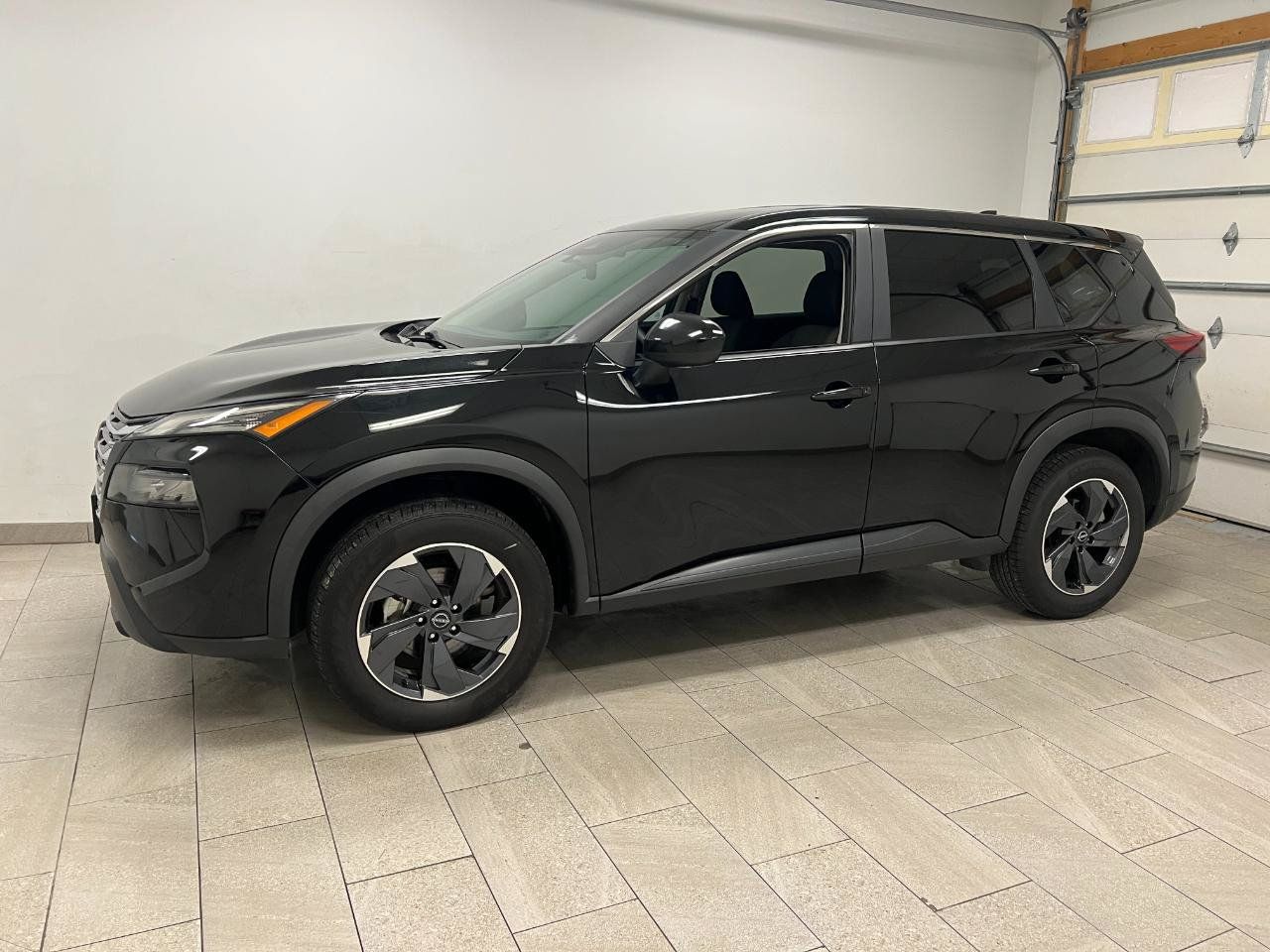 Used 2024 Nissan Rogue SV FWD image 2