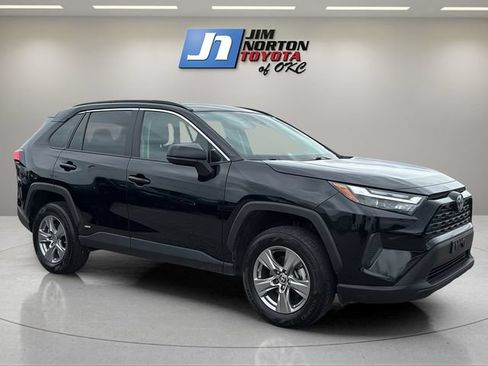 Used 2023 Toyota RAV4 LE AWD/4WD image 3