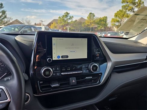 Used 2024 Toyota Highlander LE image 25