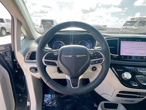Used 2022 Chrysler Pacifica Touring-L FWD image 16