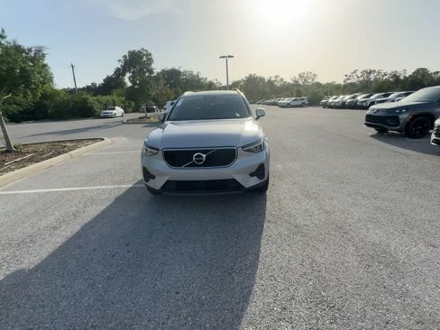 Used 2023 Volvo XC40 B4 Core w/ Convenience Package FWD image 3