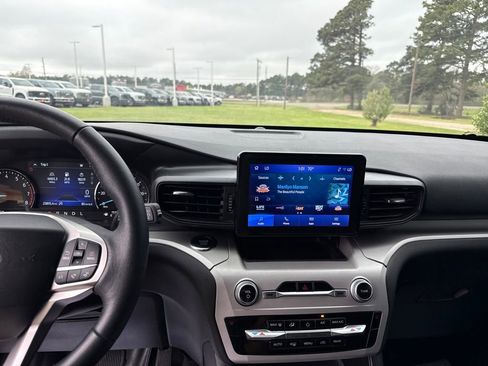 Used 2024 Ford Explorer XLT image 23