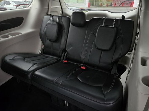 Used 2024 Chrysler Pacifica Touring-L image 12