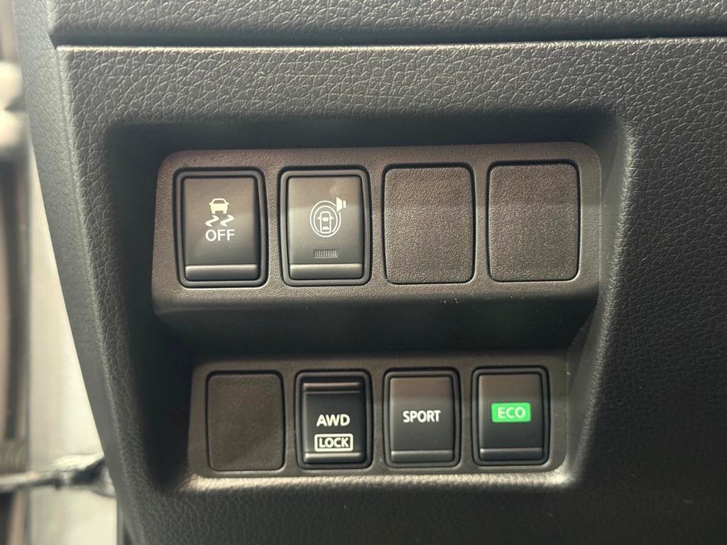 Used 2017 Nissan Rogue SV AWD/4WD image 25