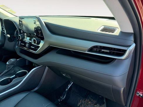 Used 2022 Toyota Highlander XLE AWD/4WD image 26