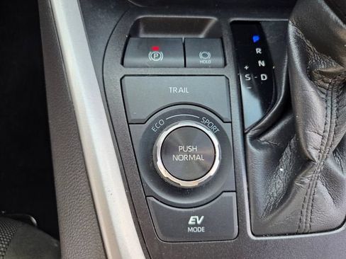 Used 2022 Toyota RAV4 LE AWD/4WD image 27