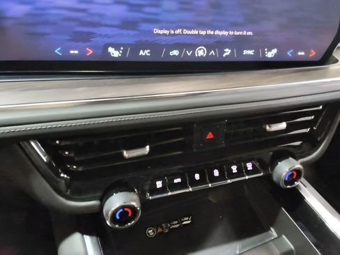 Used 2025 Chevrolet Suburban Z71 image 24