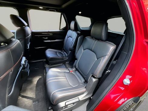 Used 2023 Honda Pilot TrailSport image 18