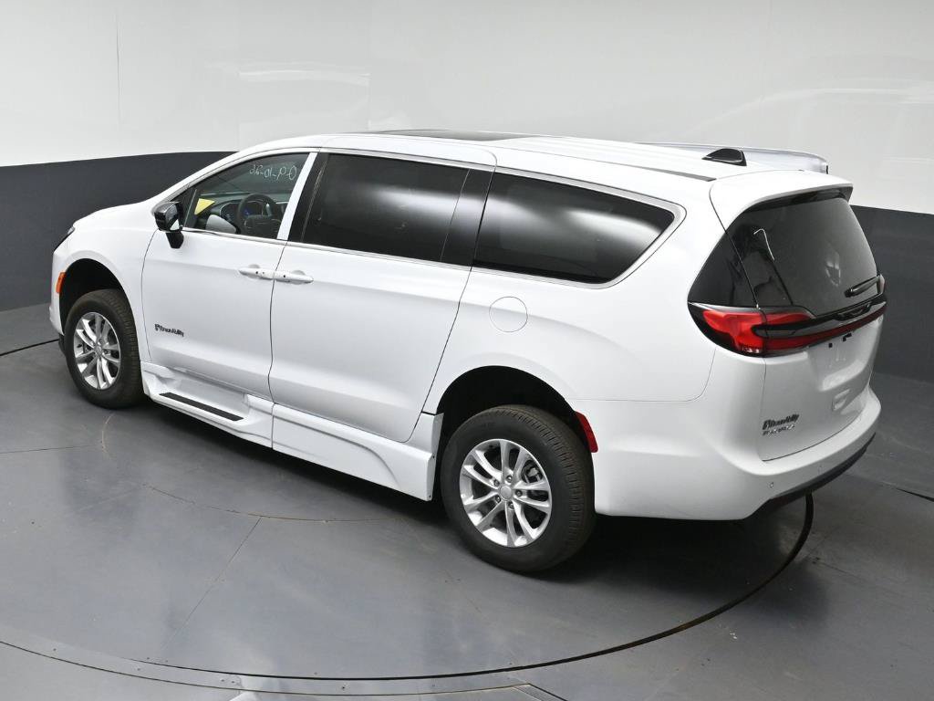Used 2027 Chrysler Pacifica Select w/ Family Tech Group FWD image 24