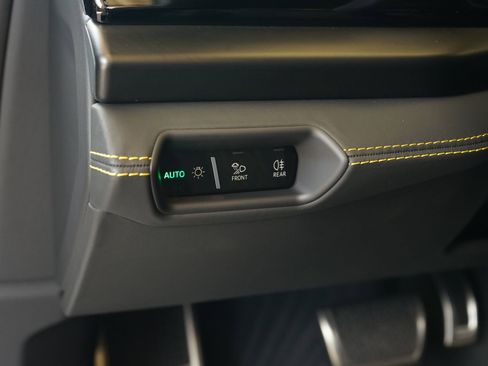 Used 2025 Lamborghini Urus SE AWD/4WD image 34