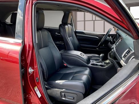 Used 2018 Toyota Highlander SE FWD image 30