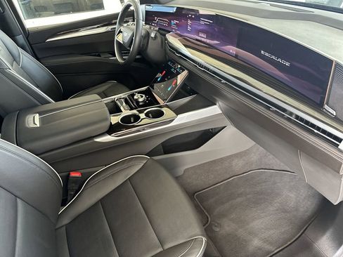 Certified 2025 Cadillac Escalade Premium Luxury image 48