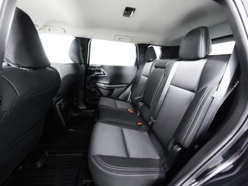 Used 2025 Mitsubishi Outlander ES FWD image 17
