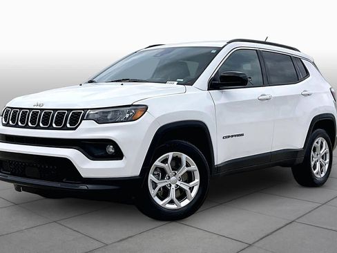 Used 2024 Jeep Compass Latitude AWD/4WD image 2