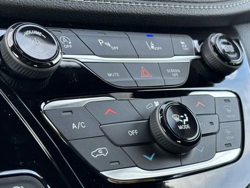 New 2026 Chrysler Pacifica Select AWD/4WD image 35