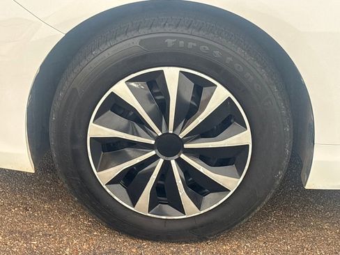 Used 2016 Toyota Camry LE image 24