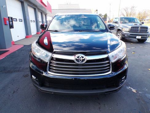 Used 2016 Toyota Highlander XLE image 2