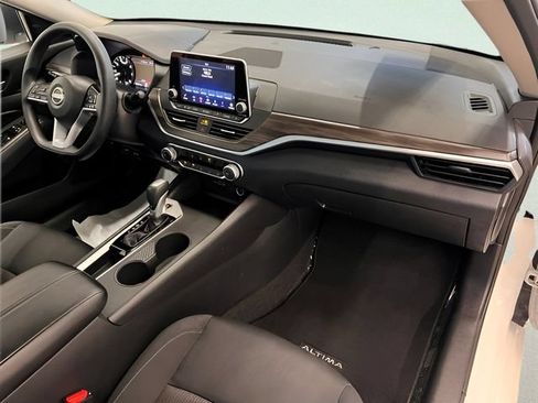 Used 2025 Nissan Altima 2.5 SV FWD image 10