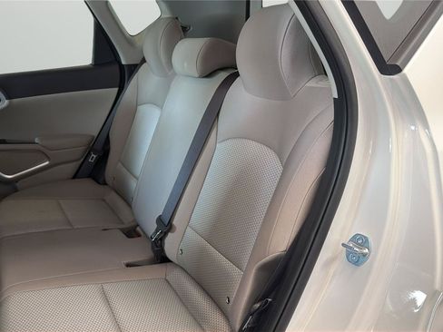 Used 2025 Kia Soul LX w/ LX Technology Package FWD image 11