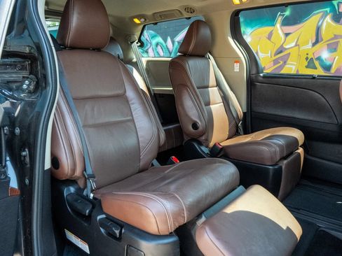 Used 2017 Toyota Sienna Limited Premium FWD image 11