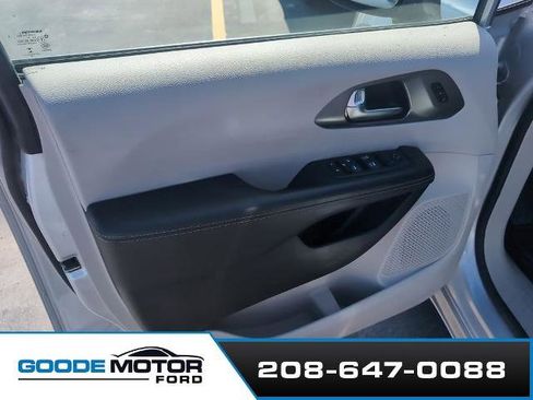 Used 2023 Chrysler Pacifica Touring-L FWD image 7