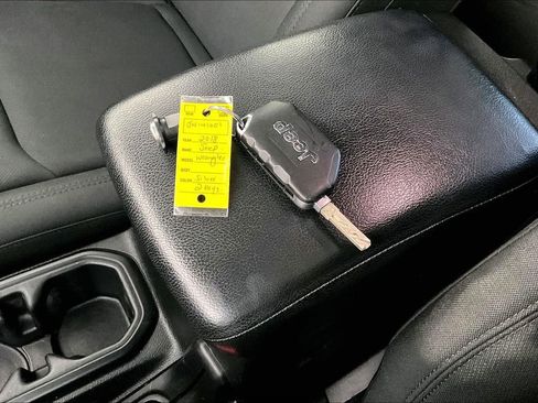 Used 2018 Jeep Wrangler Unlimited Sport image 13