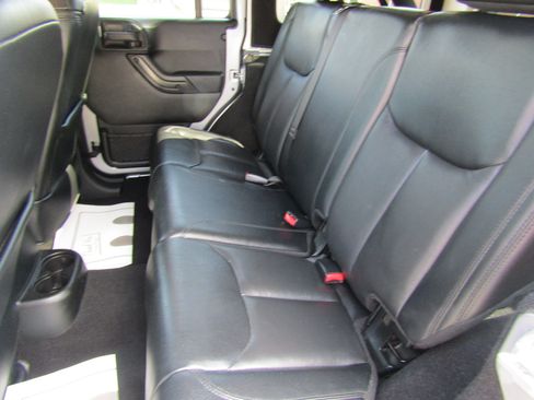 Used 2017 Jeep Wrangler Unlimited Sahara AWD/4WD image 17