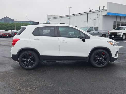 Used 2020 Chevrolet Trax LT w/ Sun & Sound Package FWD image 7