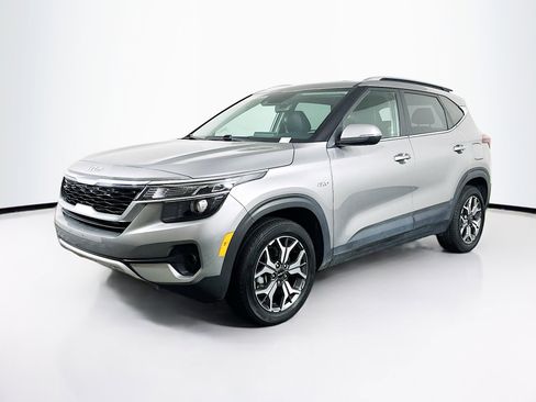 Used 2023 Kia Seltos EX image 3