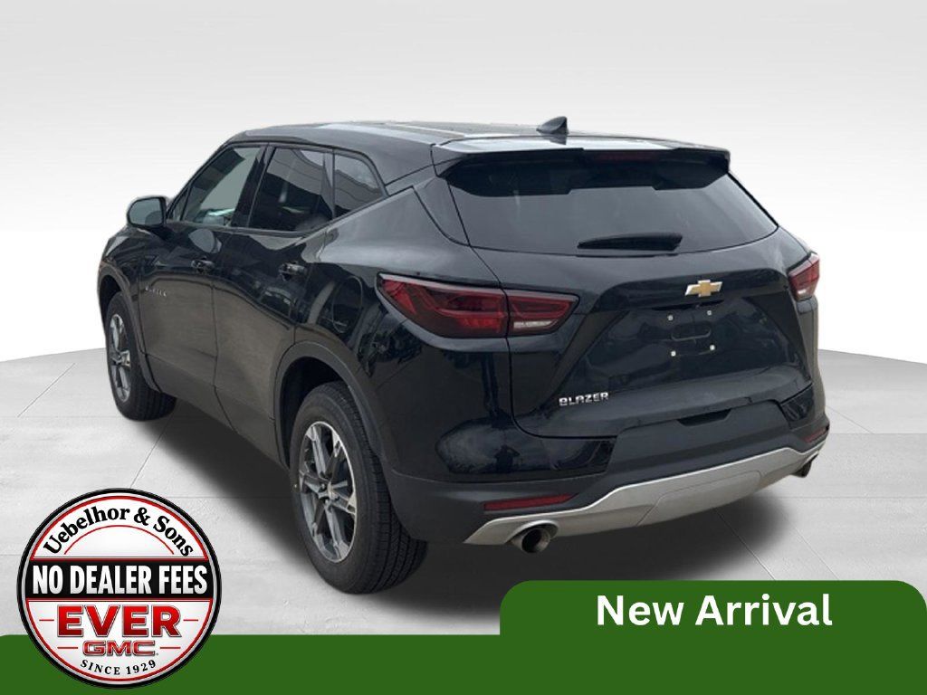 Used 2025 Chevrolet Blazer LT FWD image 7