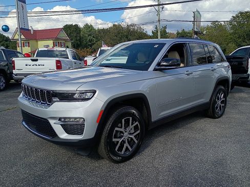New 2025 Jeep Grand Cherokee Limited AWD/4WD image 3