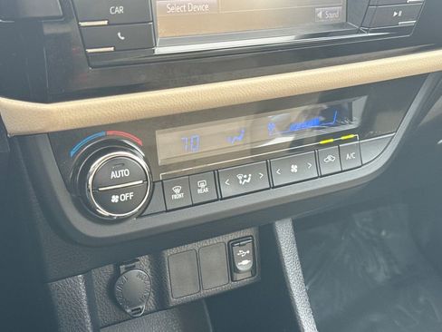 Used 2015 Toyota Corolla LE image 23
