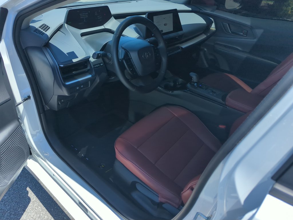 Used 2025 Toyota Prius LE FWD image 10