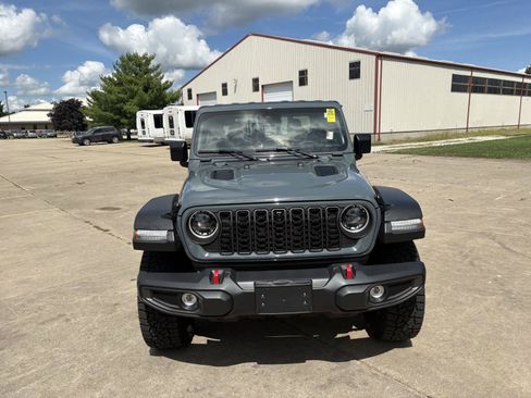 Used 2024 Jeep Gladiator Rubicon w/ Technology Group AWD/4WD image 19