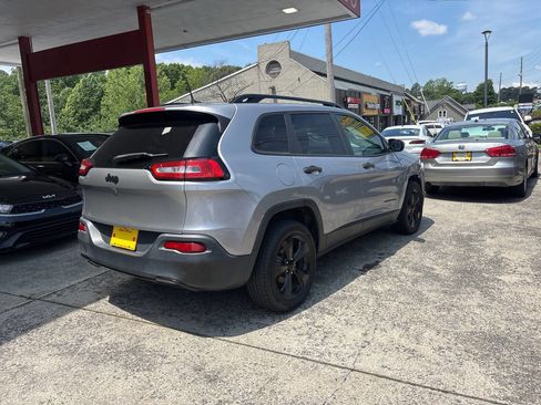 Used 2016 Jeep Cherokee Sport FWD image 5